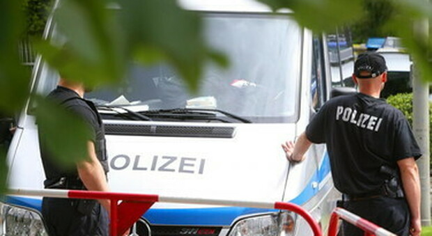 Austria, auto sulla folla al mercato: almeno 12 feriti, 3 sono gravi: uno è in pericolo di vita
