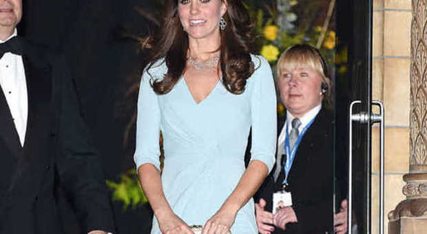 Kate Middleton cambia look: super sexy senza pancino al museo di Londra