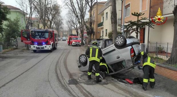 Pesaro, a Pantano l'auto si ribalta dopo uno scontro all’incrocio: ferita una giovane e i residenti protestano
