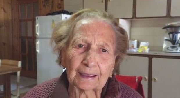 «Nunsujettalumangià»: il video della nonnina riciclona spopola sul web