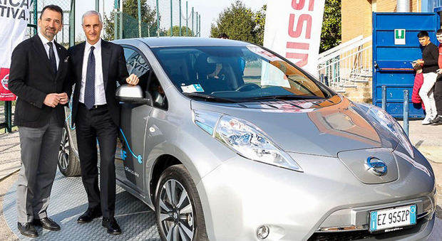 A destra Bruno Mattucci amministratore delegato di Nissan Italia consegna le chiavi della Leaf a Pietro Papoff direttore del consorzio Elis