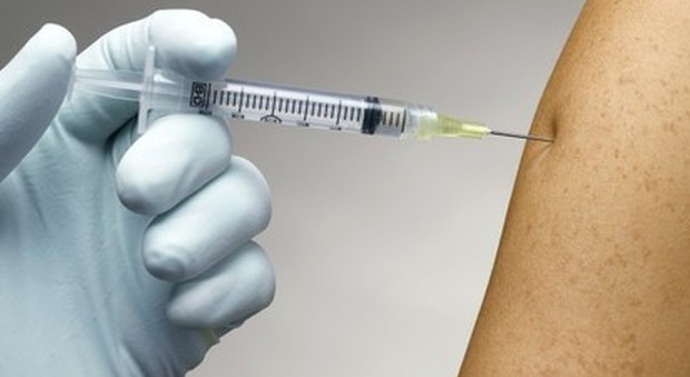 Vaccinazioni, obbligo a scuola: il governo frena
