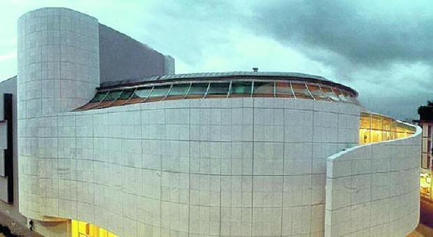 Infiltrazioni d'acqua, piove dal tetto del teatro Verdi