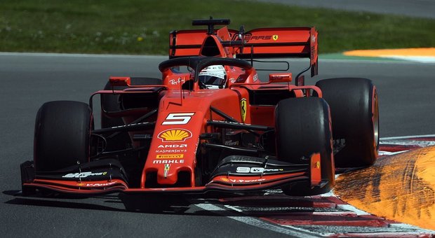 Sebastian Vettel in azione in qualifica con la Ferrari SF90