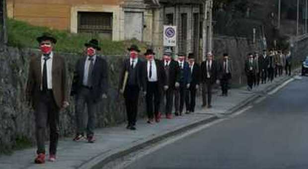“Uomini in scarpe rosse”, a Biella flashmob per dire no alla violenza contro le donne