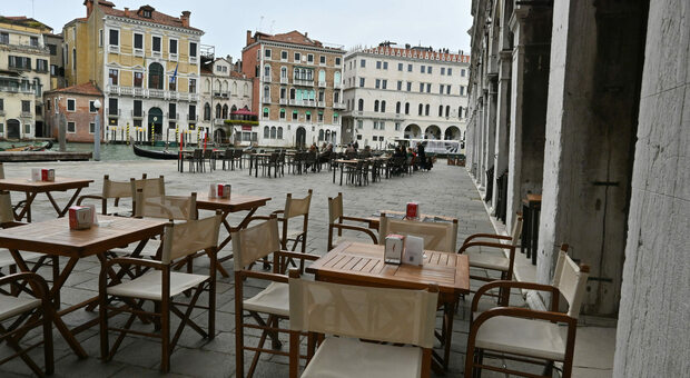 I tavolini vuoti a Venezia