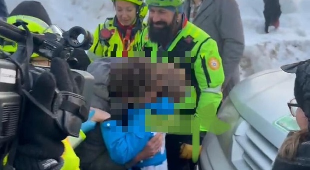 A sinistra il bambino recuperato dai soccorritori dopo tre ore di ricerche