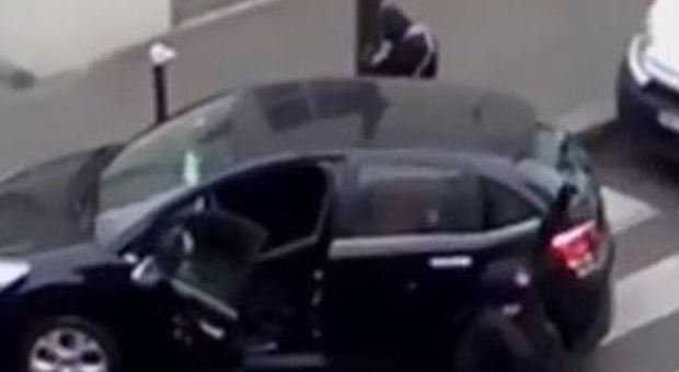 Charlie Hebdo, spunta nuovo video: i Kouachi ripresi in auto dopo la strage