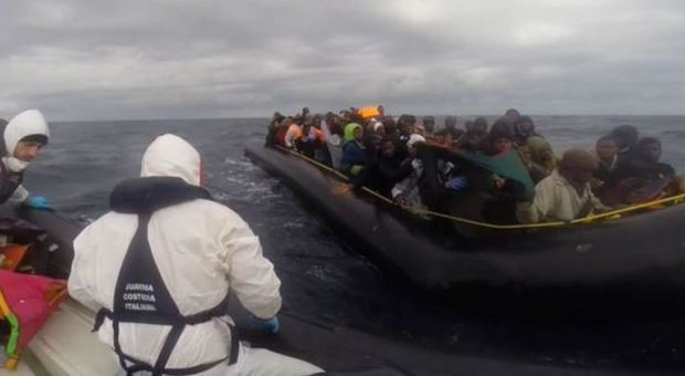 Immigrazione, soccorsi sei gommoni da guardia costiera, 600 migranti chiedono aiuto con satellitare