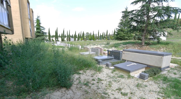 Roma, donna precipita in una voragine al cimitero: ricoverata con fratture multiple