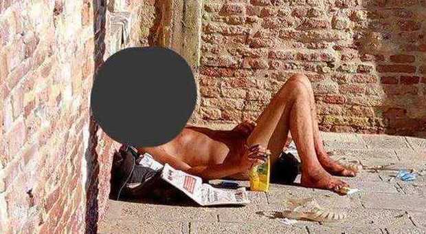 Nudista in calle in pieno giorno prende il sole tutto tranquillo