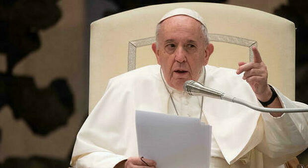 Papa Francesco chiede di fare silenzio, lasciare da parte i social e calunniare di meno il prossimo