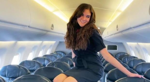 Cierra Mist, l'hostess di volo che spiega come viaggiare gratis in prima classe: il video è virale su Tik Tok