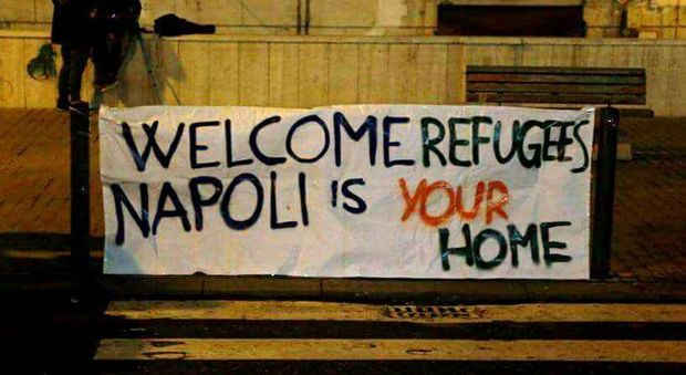 Napoli. Uno striscione per dire «benvenuti migranti»