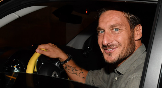 "Buon compleanno leggenda", Totti compie 41 anni e la Roma lo festeggia così Video