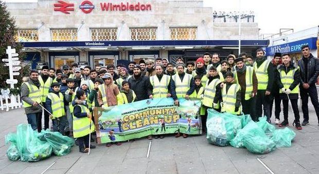 Mille giovani musulmani ripuliscono le strade delle città inglesi coperte di rifiuti dei brindisi di Capodanno