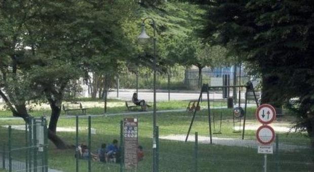 Sesso nella casetta dei bambini al parco giochi di Cremona: prof nei guai