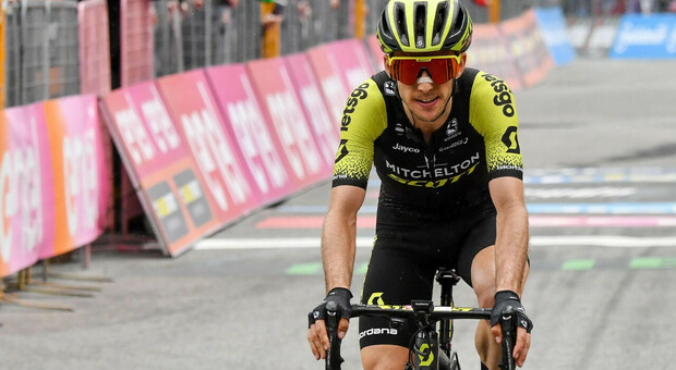 Giro d'Italia, Simon Yates positivo al coronavirus abbandona la corsa