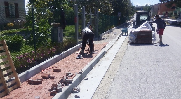 Volontari al lavoro sul nuovo marciapiede a San Giorgio di Pesaro