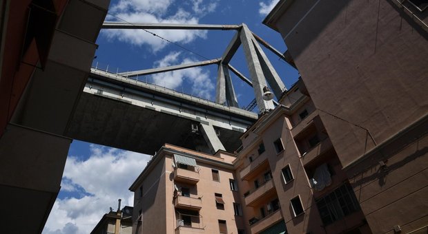 Ponte Morandi, riprendono i lavori dopo il crollo. Il procuratore: «Le macerie sono prove»