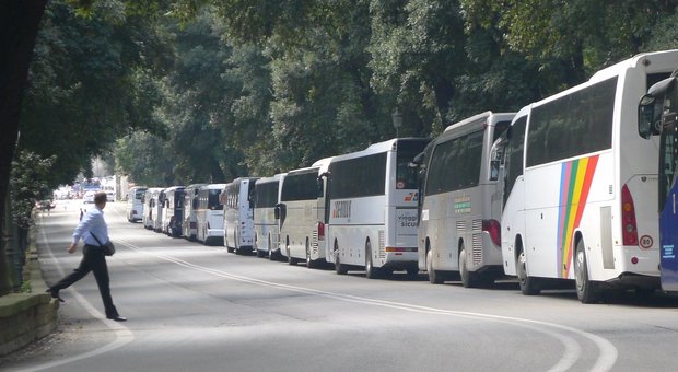 Roma, Raggi su Fb: «Sensori per il controllo della sosta dei bus turistici nei parcheggi fuori dal Centro»
