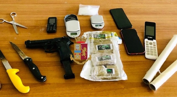 Hashish, coltelli e pistola giocattolo: due in arresto a Napoli, uno è minorenne