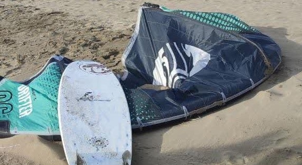 Torvaianica, surfista trova cadavere in mare: si tratta di un uomo di 40 anni