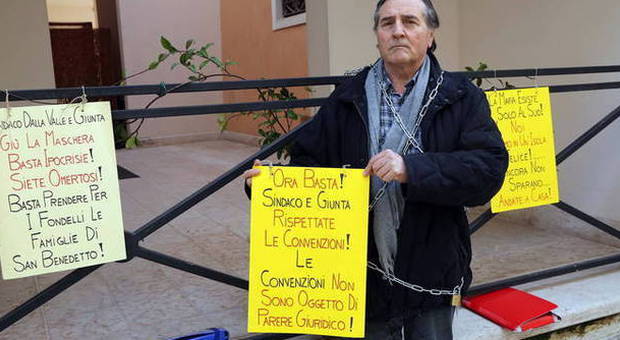Marostica, Giuliano Stefani in catene in una delle sue proteste davanti al municipio
