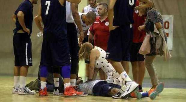 Pagani, infarto in campo: il cestista salvato dalla spettatrice 'eroe' e dal defibrillatore