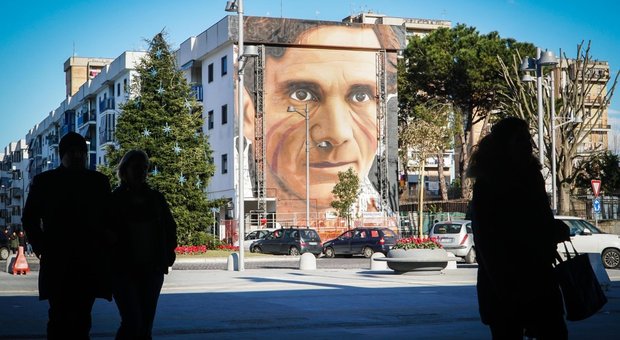 Scampia, spunta il volto di Pasolini: il murales di Jorit vicino alla metro