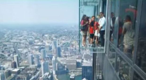 Panico sulla Willis Tower di Chicago: Un balcone in vetro si crepa a 500 metri di altezza