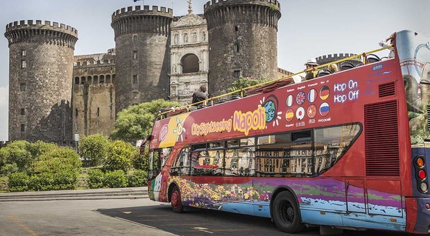 Napoli, la stangata dei bus turistici: 100 euro per l'ingresso nella città