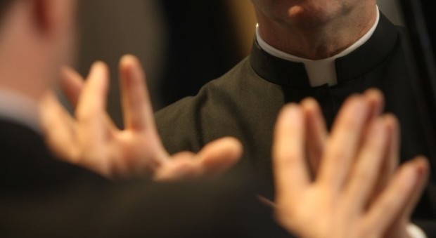 Presunti abusi sessuali su due fratellini: nove indagati tra sacerdoti e religiosi