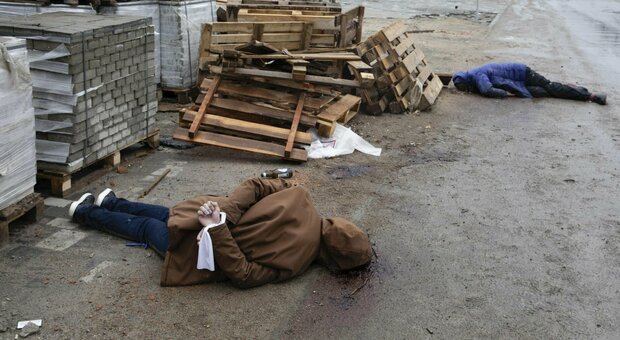 Bucha, orrore sui civili: cadaveri in strada e fosse comuni. Mosca: «E' una messinscena»