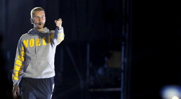 Justin Bieber annulla il tour, fan in ansia per le sue condizioni di salute