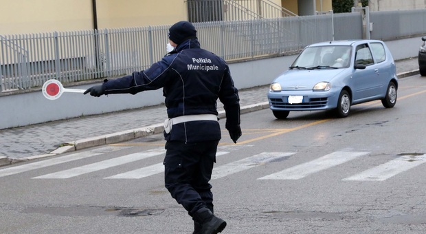 Un vigili urbano di Benevento durante alcuni controlli