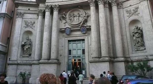 Roma, si travestono da preti e chiedono soldi per far visitare la chiesa: denunciati