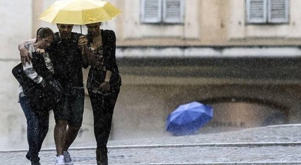 Meteo weekend, pioggia e temporali in arrivo: il maltempo flagella l'Italia