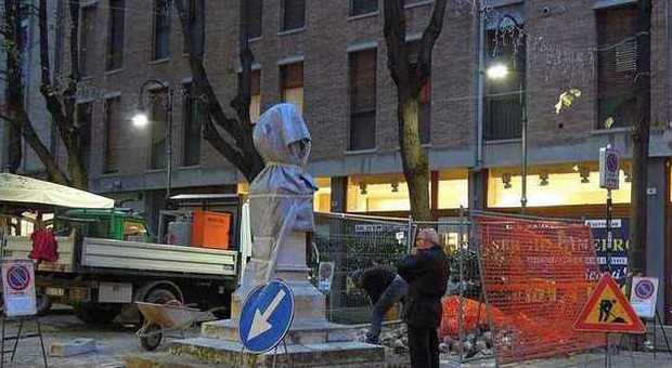 Pandolfo Collenuccio ​è tornato a casa Trasferita la statua nell'omonimo piazzale