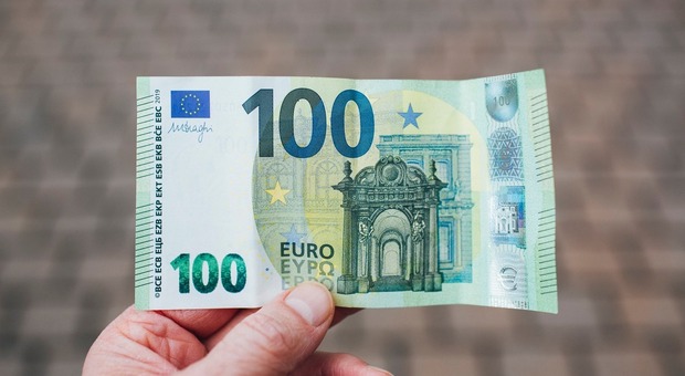 Bonus 100 euro al mese in busta paga, a chi spetta? Dipende dal reddito. Ecco come non sbagliare a richiederlo