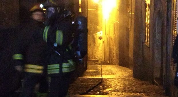 Alatri, incendio in un appartamento: madre e figlio salvati dai vigili del fuoco di Frosinone
