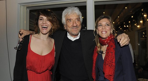 Gigi Proietti, party in giallo per l'ultimo ciak della serie "Una pallottola nel cuore 3"