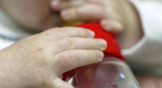 La neonata non cresce: genitori vegani le davano latte di mandorla