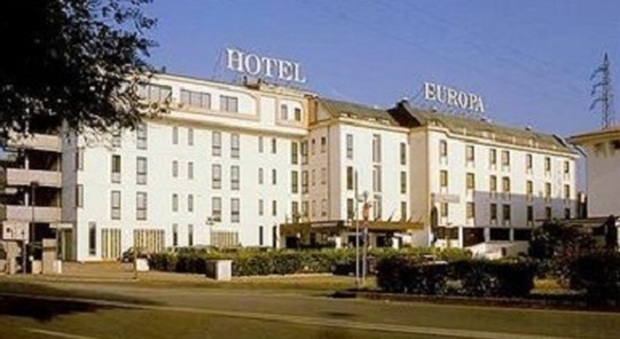 Blitz della polizia all’ex hotel Europa: sgomberati 15 abusivi