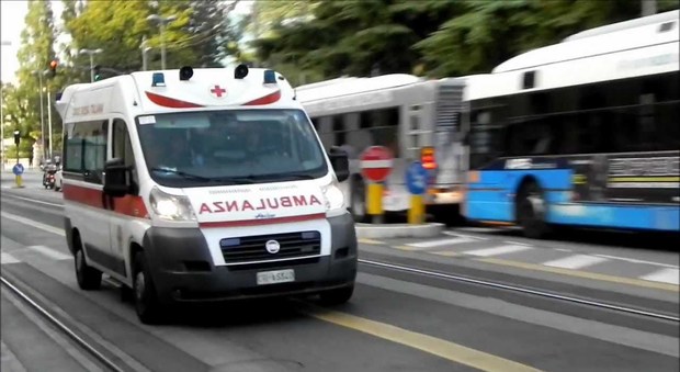 Firenze, quattordicenne scende dal bus e viene investito: muore in ospedale