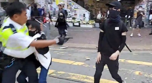 Hong Kong, polizia spara e ferisce due manifestanti, uno colpito al petto è gravissimo: il video choc