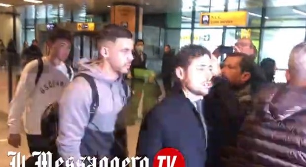 Roma, Carles Perez è atterrato a Fiumicino: il sostituto di Zaniolo arriva dal Barcellona