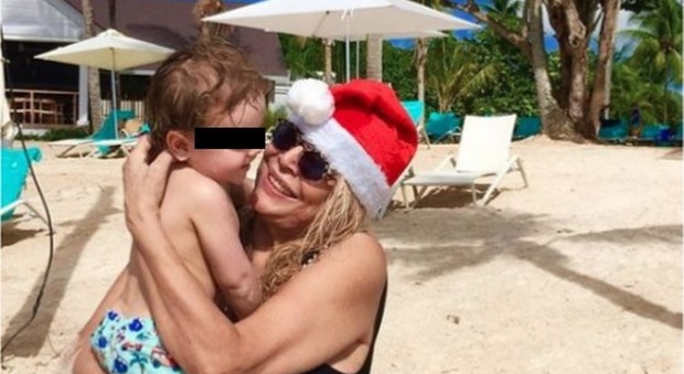 Mara Venier e la foto in spiaggia a Natale. Gli hater la criticano e lei s'infuria: «Anche oggi devi rompermi le p***»