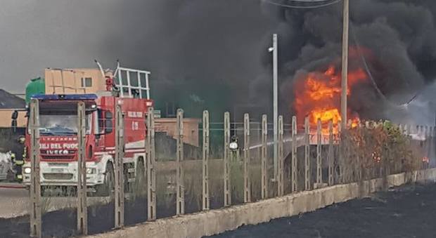 Grosso incendio ad Aprilia, fiamme e denso fumo nero nella zona di Carano