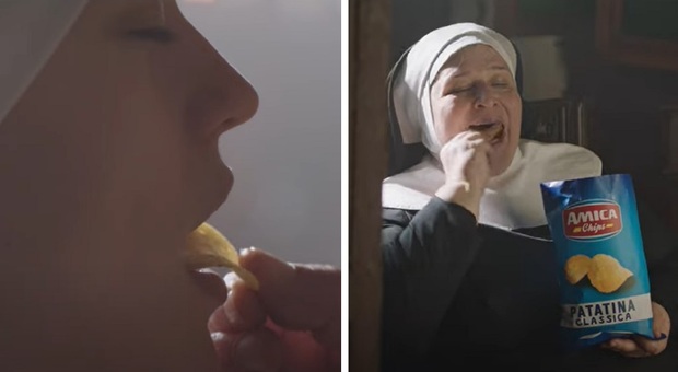 Patatina al posto dell'ostia, lo spot Amica Chips fa infuriare i cattolici: «Ritiratelo, è blasfemo». La polemica: «Provate a farlo con Maometto»